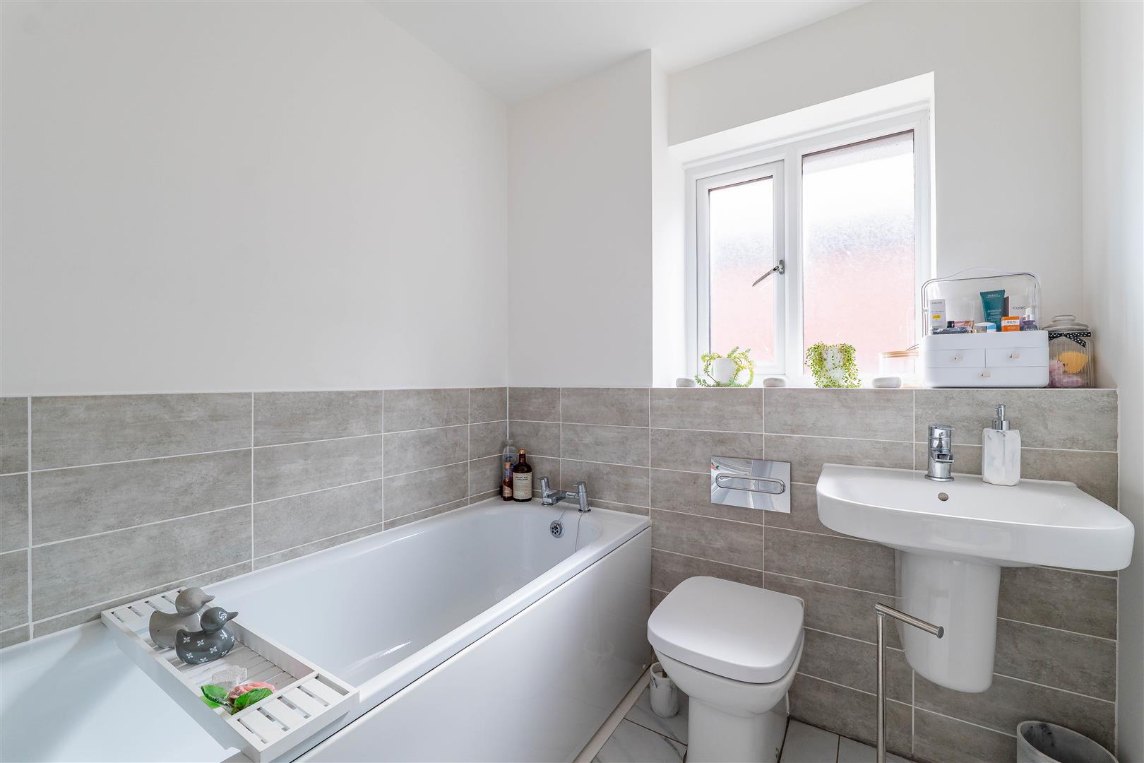 3 bed property in Grey Gables Avenue, Preston